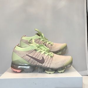 WOMENS NIKE VAPORMAX SNEAKERS